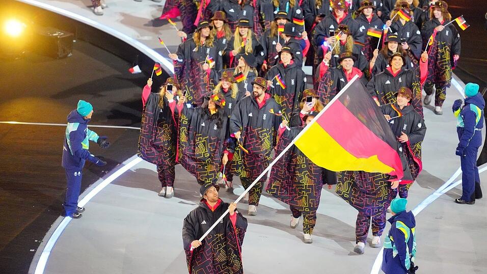 Angeführt von Leon Draisaitl lief ein Teil des deutschen Teams ins Mailänder Stadion ein. Angeführt von Leon Draisaitl lief ein Teil des deutschen Teams ins Mailänder Stadion ein.