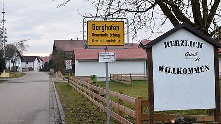 Die Berghofener B&uuml;rger gehen wegen einer aus ihrer Sicht zu massiven geplanten Wohnbebauung der Raiffeisenbank in ihrem Ort noch immer auf die Barrikaden.