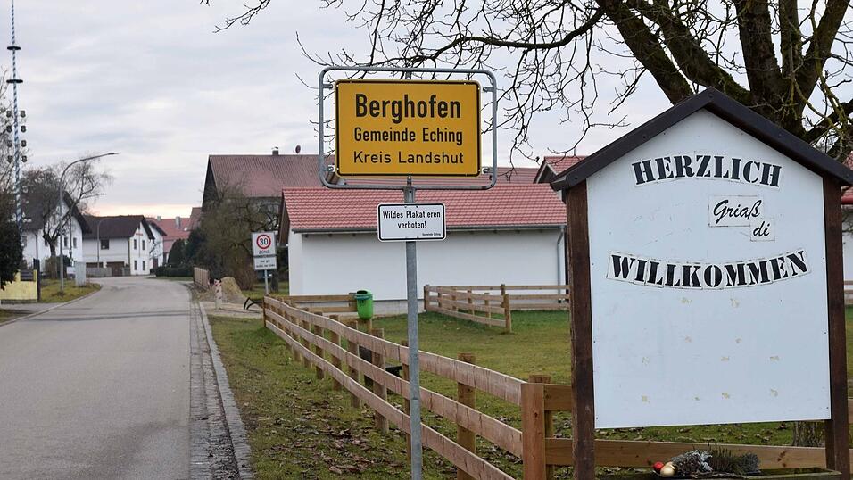 Die Berghofener Bürger gehen wegen einer aus ihrer Sicht zu massiven geplanten Wohnbebauung der Raiffeisenbank in ihrem Ort noch immer auf die Barrikaden. Die Berghofener Bürger gehen wegen einer aus ihrer Sicht zu massiven geplanten Wohnbebauung der Raiffeisenbank in ihrem Ort noch immer auf die Barrikaden.