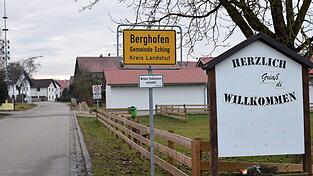 Die Berghofener B&uuml;rger gehen wegen einer aus ihrer Sicht zu massiven geplanten Wohnbebauung der Raiffeisenbank in ihrem Ort noch immer auf die Barrikaden.