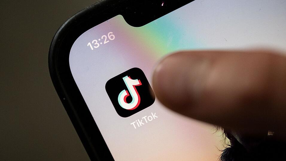 Aus Freude, dass seine Heimatstadt in Syrien befreit wurde, hat ein 20-J&auml;hriger Bilder von Kampfhandlungen gepostet und mit Musik unterlegt, die als Symbol des verbotenen &bdquo;Islamischen Staats&ldquo; gilt. (Symbolbild)