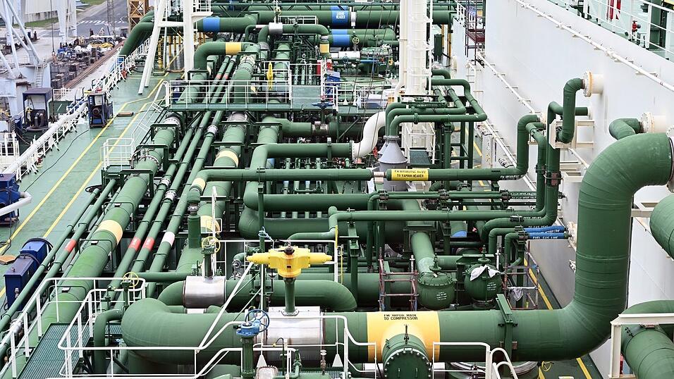 Fl&uuml;ssigerdgas mit dem Schiff zu transportieren, ist technisch sehr aufwendig. Das Foto zeigt Leitungen an Deck des LNG-Tankschiffs &laquo;Maran Gas Amorgos&raquo;. Die Aufnahme entstand w&auml;hrend einer Wartung des Schiffes im Trockendock.