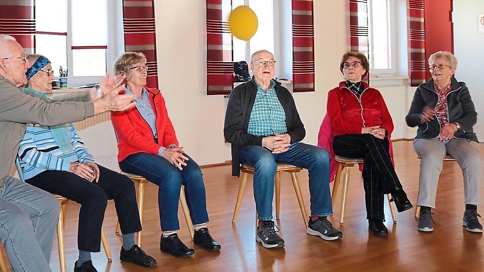 Ein Ball wird zum besseren Kennenlernen der Namen zwischen den Teilnehmern hin und her gespielt.