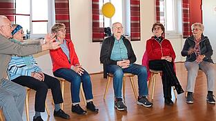 Ein Ball wird zum besseren Kennenlernen der Namen zwischen den Teilnehmern hin und her gespielt.