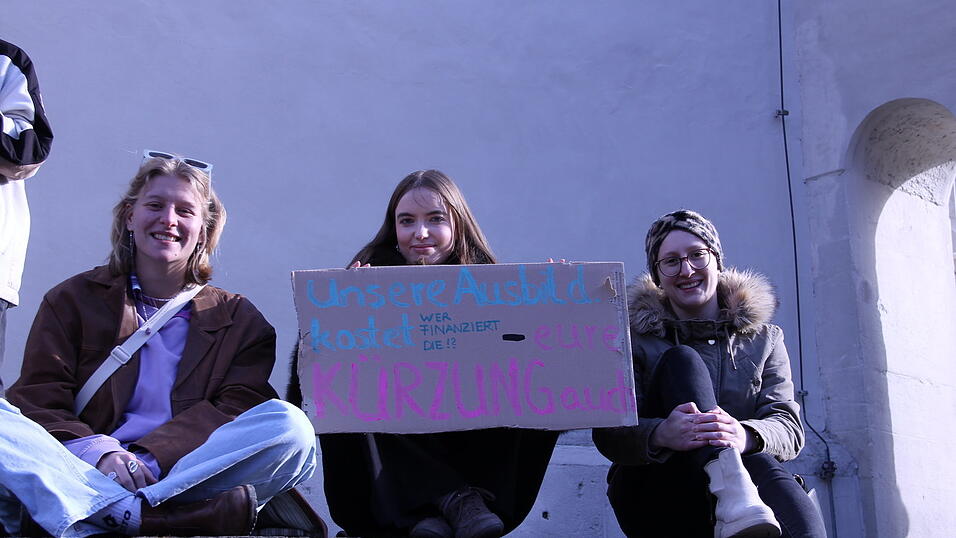 Kreative Schilder machen auf ein ernstes Thema aufmerksam: Viele Therapeuten besorgt die K&uuml;rzung der Honorare. Es sei ein fatales Signal.