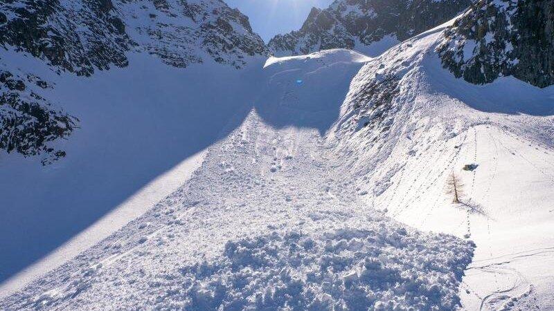 Eine Lawine ist in &Ouml;sterreich f&uuml;nf Wintersportlern zum Verh&auml;ngnis geworden. (Symbolbild)