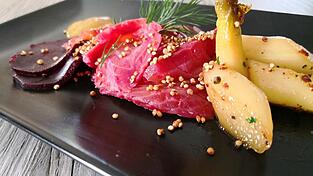 Für idowa hat Helmut Mühlberger als Vorspeise für den perfekten Grillabend in roter Beete gebeizten Lachs mit Quinoa an Orangengel und gegrilltem Spargel gezaubert.