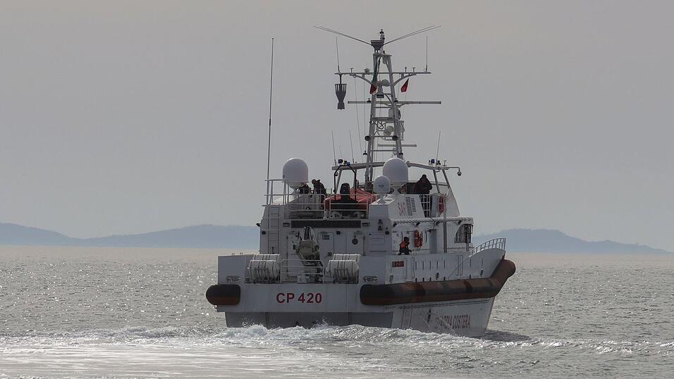 Ein Schiff der italienischen Küstenwache bringt eine Gruppe von 43 Migranten aus Albanien nach Italien. (Archivbild) Ein Schiff der italienischen Küstenwache bringt eine Gruppe von 43 Migranten aus Albanien nach Italien. (Archivbild)