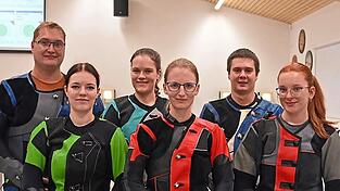 Das Aush&auml;ngeschild der SG Aich, die erste Mannschaft, versucht den Klassenerhalt in der 2. Bundesliga zu schaffen: Florian Tristl, Marie Schwerer, Hannah Schwerer, Martina Tristl, Florian Eberlberger und Angelika Lang.
