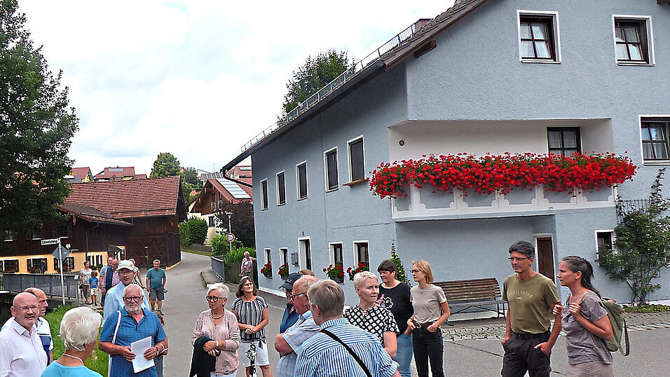Erich Menacher (links) informierte darüber, dass im 16. Jahrhundert die Häuser am Kandlbach entstanden; rechts steht das frühere Baderweber-Häusl, heute Josef Aumer.