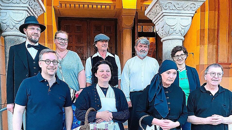 Die Spielerschar strahlte nach der Premieren-Erlebnisf&uuml;hrung zusammen mit Kulturreferentin Petra Jakobi (hinten rechts) und Pater Peter Renju (vorne rechts).