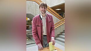 Der 29-j&auml;hrige Max-Emanuel Montgelas gibt seine Stimme in der Grund- und Mittelschule in Gerzen ab.