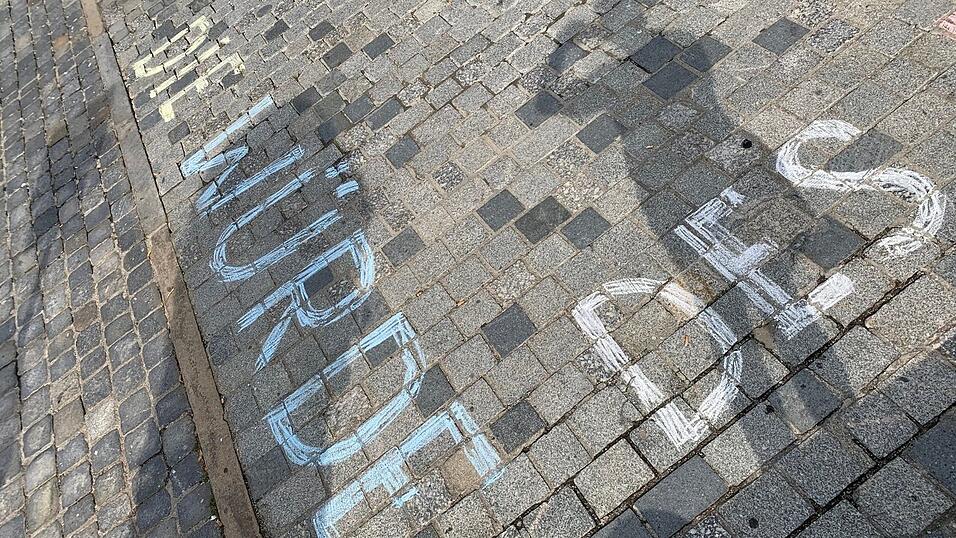 Unter anderem malten die Gegendemonstranten Artikel 1 des Grundgesetzes auf den Theresienplatz.