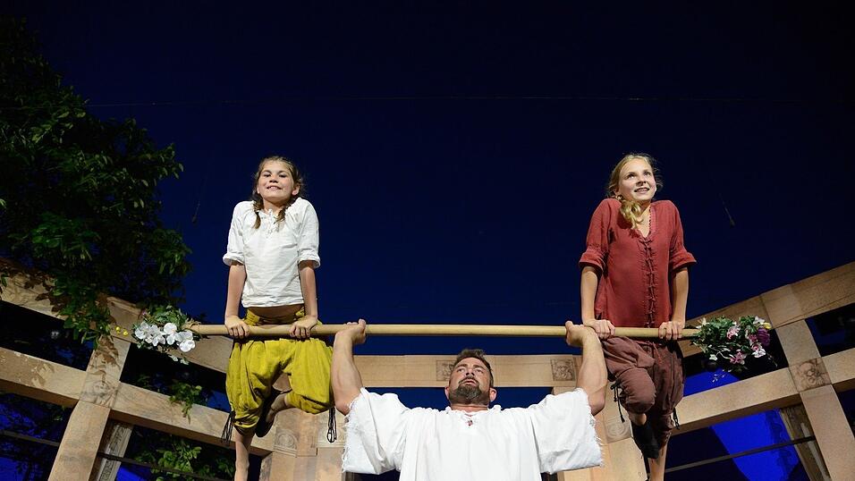 In der Pause hatte die Showtanzgruppe 'Flip Flops' Zeit, ihr ganzes Können zu präsentieren. (Fotos: Ulli Scharrer) In der Pause hatte die Showtanzgruppe 'Flip Flops' Zeit, ihr ganzes Können zu präsentieren. (Fotos: Ulli Scharrer)