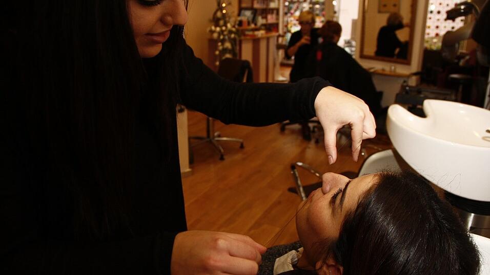 Mit spezieller Fadentechnik entfernt Simona kleine H&auml;rchen im Gesicht.