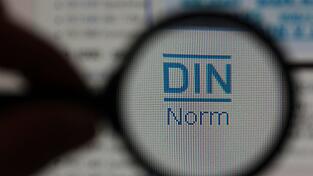 Das Logo des Deutschen Instituts für Normung (kurz DIN). Seine Normierungen regeln viele Dinge des alltäglichen Lebens - viele davon sind sehr sinnvoll, einige aber auch kurios.