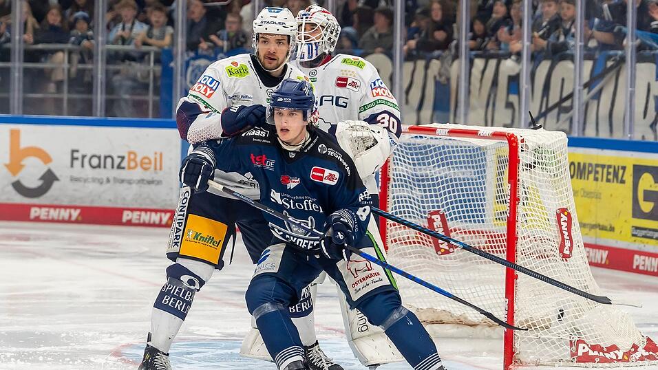 Einen packenden Fight lieferten die Straubing Tigers (vorne Josh Samanski) dem späteren Meister Eisbären Berlin um Kai Wissmann (links) und Goalie Jake Hildebrand im Playoff-Halbfinale der Vorsaison. Der Münchner Trainer Toni Söderholm traut beiden Teams auch in dieser Spielzeit viel zu. Einen packenden Fight lieferten die Straubing Tigers (vorne Josh Samanski) dem späteren Meister Eisbären Berlin um Kai Wissmann (links) und Goalie Jake Hildebrand im Playoff-Halbfinale der Vorsaison. Der Münchner Trainer Toni Söderholm traut beiden Teams auch in dieser Spielzeit viel zu.