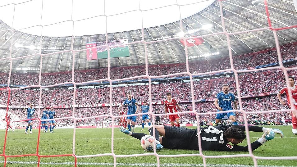 Nach dem Schuss von Michael Olise prallt der Ball vom Pfosten an den Fu&szlig; von Heidenheims Torwart Diant Ramaj und von dort zum 3:3 ins Tor.