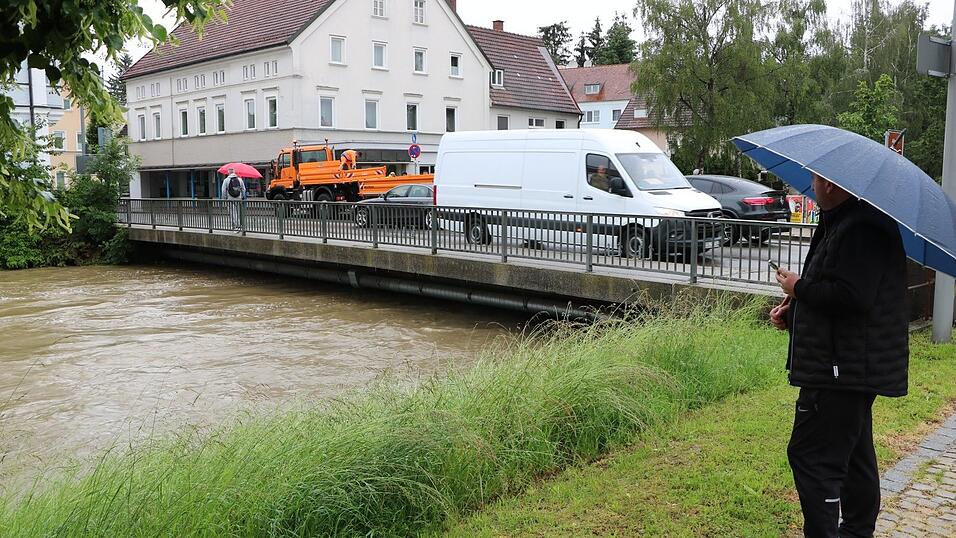 Da passte 2024 nicht mehr viel dazwischen, dann hätte sich das Hochwasser an der Brücke in der Bahnhofstraße zurückgestaut. Für den Durchfluss eines hundertjährlichen Ereignisses (HQ 100) scheint das Bauwerk offensichtlich nicht geeignet. Da passte 2024 nicht mehr viel dazwischen, dann hätte sich das Hochwasser an der Brücke in der Bahnhofstraße zurückgestaut. Für den Durchfluss eines hundertjährlichen Ereignisses (HQ 100) scheint das Bauwerk offensichtlich nicht geeignet.