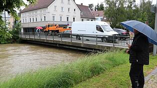 Da passte 2024 nicht mehr viel dazwischen, dann hätte sich das Hochwasser an der Brücke in der Bahnhofstraße zurückgestaut. Für den Durchfluss eines hundertjährlichen Ereignisses (HQ 100) scheint das Bauwerk offensichtlich nicht geeignet. Da passte 2024 nicht mehr viel dazwischen, dann hätte sich das Hochwasser an der Brücke in der Bahnhofstraße zurückgestaut. Für den Durchfluss eines hundertjährlichen Ereignisses (HQ 100) scheint das Bauwerk offensichtlich nicht geeignet.