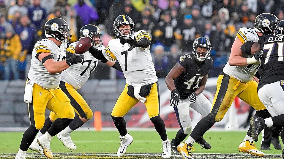 Noch nicht ganz am Ende seiner Karriere: Quarterback Ben Roethlisberger (M.), Spitzname 'Big Ben', und die Pittsburgh Steelers haben sich gerade noch für die Playoffs qualifiziert. Noch nicht ganz am Ende seiner Karriere: Quarterback Ben Roethlisberger (M.), Spitzname 'Big Ben', und die Pittsburgh Steelers haben sich gerade noch für die Playoffs qualifiziert.