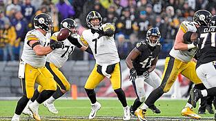 Noch nicht ganz am Ende seiner Karriere: Quarterback Ben Roethlisberger (M.), Spitzname 'Big Ben', und die Pittsburgh Steelers haben sich gerade noch für die Playoffs qualifiziert.