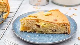 Rhabarber hat aktuell Hochsaison - warum also nicht mal einen leckeren Rhabarberkuchen backen?