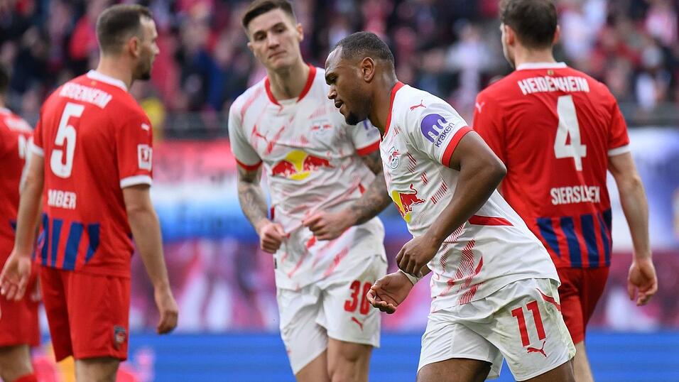 Openda (2.v.r.) beendet seine Torflaute und trifft zum 1:2-Anschluss für RB Leipzig.