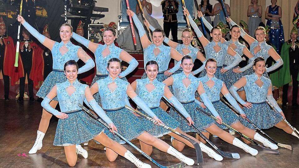 Die Garde tanzte statt mit Regenschirmen diesmal mit Eishockeyschl&auml;gern.