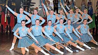 Die Garde tanzte statt mit Regenschirmen diesmal mit Eishockeyschl&auml;gern.