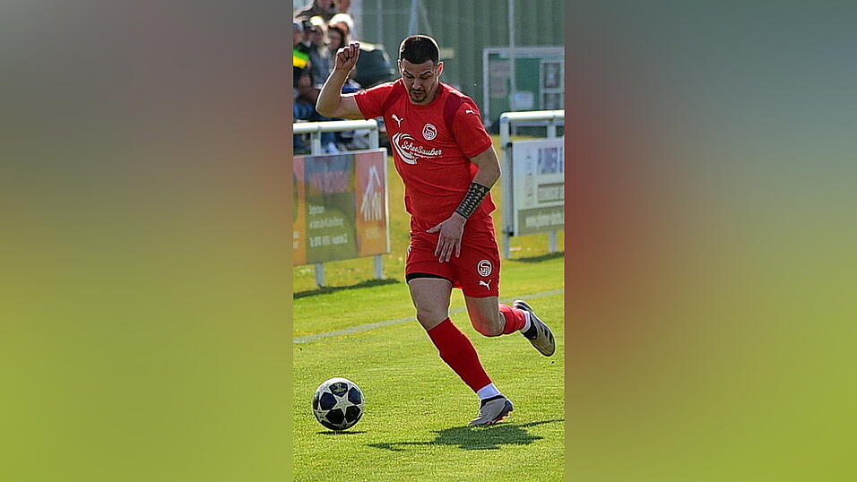 Alexandru Ciucur erzielte das 1:2 f&uuml;r die SpVgg Plattling, die am Ende das Kellerduell in Pfarrkirchen verdient mit 2:4 verlor.