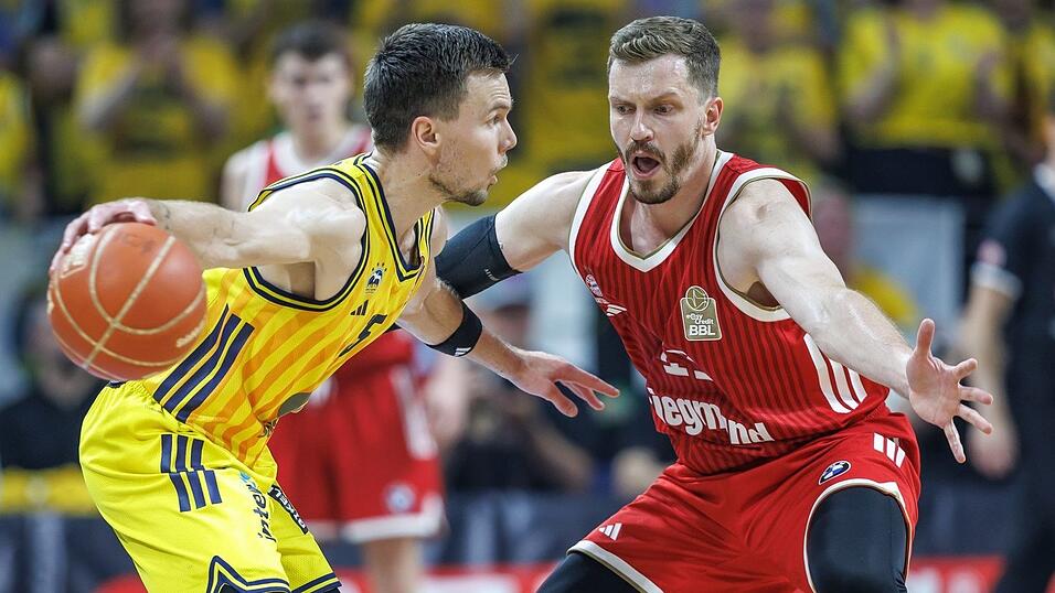 Alba-Spielmacher Martin Hermannsson im Duell mit Bayern-Scharfschütze Andreas Obst. Alba-Spielmacher Martin Hermannsson im Duell mit Bayern-Scharfschütze Andreas Obst.