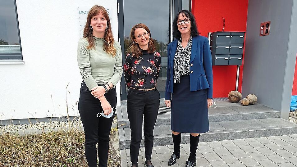 Die Einrichtungsleiterinnen Amelie Ro&szlig;mann (Mitte) und Sofia Morsch mit Gesch&auml;ftsf&uuml;hrerin Elisabeth Danner (rechts) vor dem Eingang zum Therapiezentrum Kess an der Roedersteinstra&szlig;e 6.