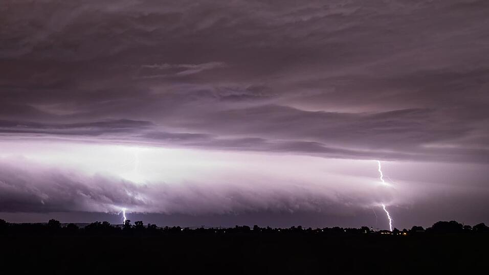 Die Belohnung f&uuml;r &uuml;ber 700 gefahrene Kilometer und fast zehn gewartete Stunden: Es gewittert, Tobias Hartl f&auml;ngt Blitz und Regen ein.