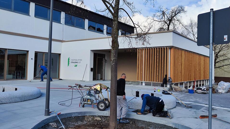 Am Au&szlig;enbereich wird derzeit noch flei&szlig;ig gearbeitet: Es werden Steinplatten verlegt, B&auml;ume angepflanzt, ein Bildschirm am Eingang f&uuml;r Informationen installiert und ein B&uuml;chertauschregal aufgestellt. Fotos: Thomas Heigl