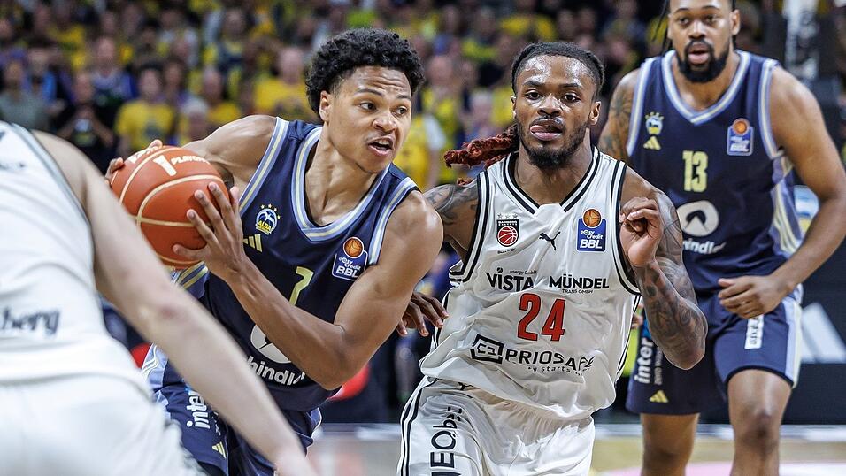Alba-Youngster Jack Kayil (l) zieht an Bambergs Cobe Williams vorbei. Alba-Youngster Jack Kayil (l) zieht an Bambergs Cobe Williams vorbei.