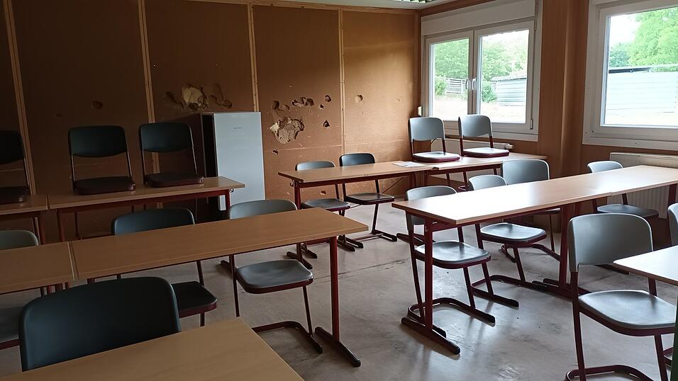 Blick in einen der Klassenr&auml;ume der ersten Container-Anlage mit Fenstern, die sich nicht mehr &ouml;ffnen lassen und deutlichen Gebrauchsspuren aus 15 Jahren Unterricht.