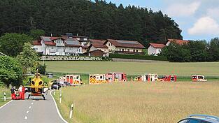 Jede Menge Einsatzkräfte waren vor Ort, nachdem bei der Erstmeldung gegen 16 Uhr noch von drei Eingeklemmten die Rede war.