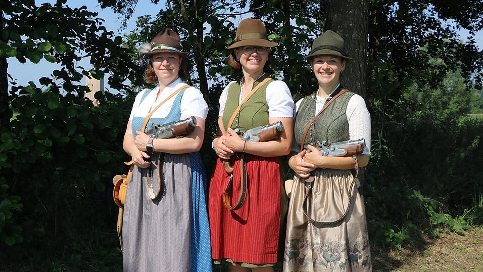 Die feschen Asenkofener Böllerschützinnen (v.l.) Christine Schinharl, Brigitte Maier und Katrin Riedl. Die feschen Asenkofener Böllerschützinnen (v.l.) Christine Schinharl, Brigitte Maier und Katrin Riedl.