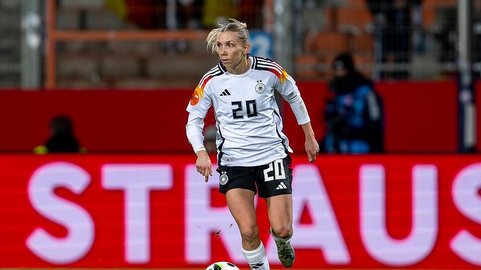 Nationalspielerin Elisa Senß freut sich über eine Professionalisierung des Frauenfußballs.