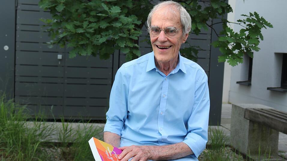 Gattus H&ouml;sl stellt seinen ersten Roman vor. F&uuml;nf Jahre hat er daran gearbeitet.