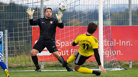Gegen die SpVgg Plattling muss der FC-DJK Simbach seine Torchancen, hier eine Möglichkeit für Simon Husel (in gelb), eiskalt nutzen.