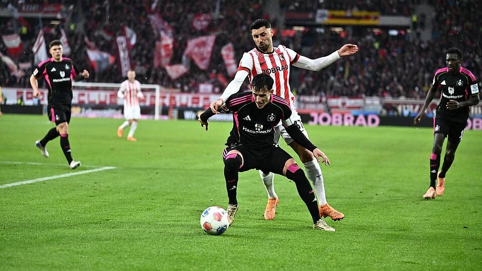 Hamburgs Nicolas Capaldo im Zweikampf mit Vincenzo Grifo.