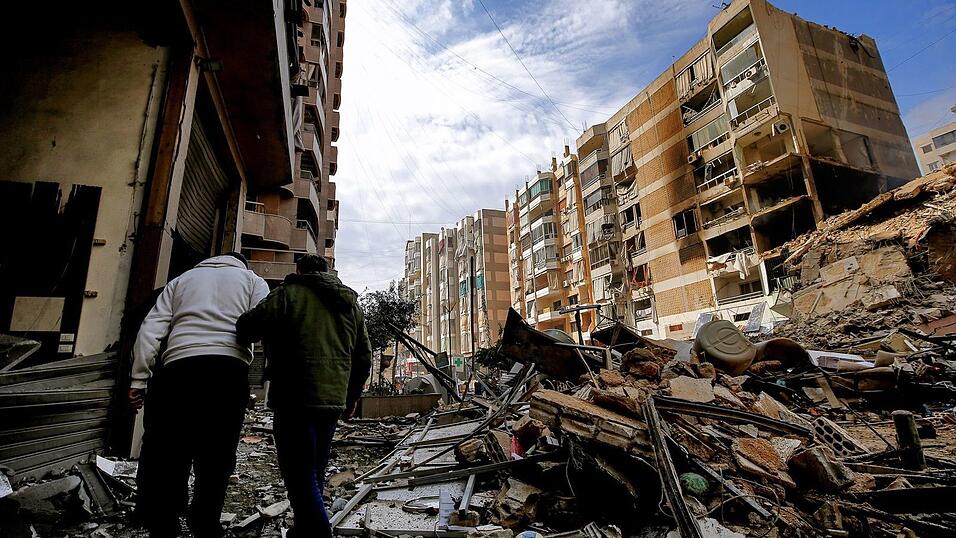 Nach einem schweren israelischen Luftangriff auf einen s&uuml;dlichen Vorort von Beirut liegen &uuml;berall Tr&uuml;mmer. (Archivfoto)