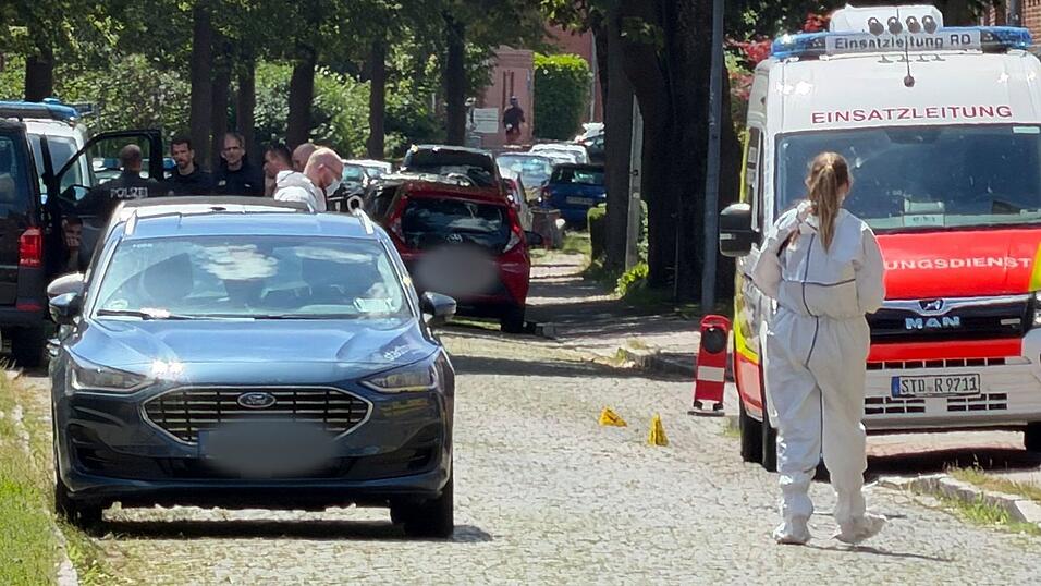 Einsatzkräfte riegelten den Tatort ab. Einsatzkräfte riegelten den Tatort ab.