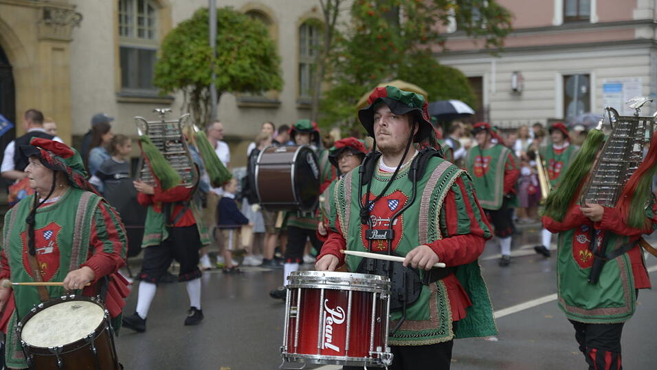 Zahlreiche Musik- und Trachtengruppen zogen nach dreij&auml;hriger Pause am Freitagabend zum Festplatz Am Hagen.&nbsp;