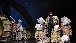 Antonia Reidel (rechts) als Galileo Galilei, Stefan Merten als vom Meister enttäuschter Schüler Andrea Sarti Antonia Reidel (rechts) als Galileo Galilei, Stefan Merten als vom Meister enttäuschter Schüler Andrea Sarti