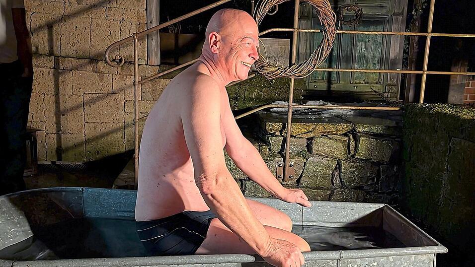 Eisbaden als Experte: &Uuml;ber drei Grad kaltes Wasser bis zu den Knien kann Dirk Unger noch lachen.