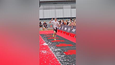 Erfolgreicher Finisher: Florian Schedlbauer bei seinem Zieleinlauf beim Ironman 70.3 im Kraichgau Ende Mai. Erfolgreicher Finisher: Florian Schedlbauer bei seinem Zieleinlauf beim Ironman 70.3 im Kraichgau Ende Mai.