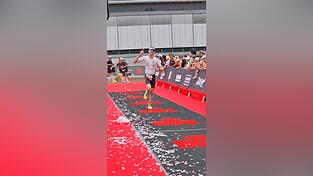 Erfolgreicher Finisher: Florian Schedlbauer bei seinem Zieleinlauf beim Ironman 70.3 im Kraichgau Ende Mai. Erfolgreicher Finisher: Florian Schedlbauer bei seinem Zieleinlauf beim Ironman 70.3 im Kraichgau Ende Mai.